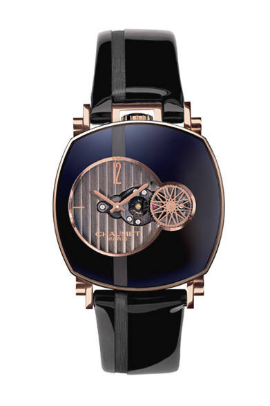 <strong>CHAUMET｜ショーメ</strong>　秒針の代わりにピンクゴールドの歯車を配置した、世界限定100本モデル。「ダンディ・エディション・アーティ オープンフェイス ピンクゴールド」304万5000円（ショーメ）
