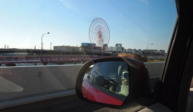 <strong>NISSAN LEAF｜日産 リーフ</strong>　首都高を進んでいくと、左手にお台場が見えてきた。