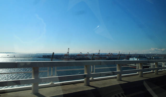 <strong>NISSAN LEAF｜日産 リーフ</strong>　湾岸線では、まるで映画のセットのような工業地帯に差しかかった。