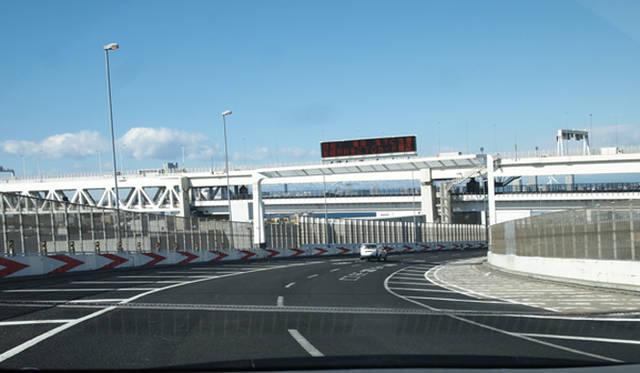 <strong>NISSAN LEAF｜日産 リーフ</strong>　まもなく最初の充電ポイント『大黒ふ頭パーキングエリア』に到着だ。