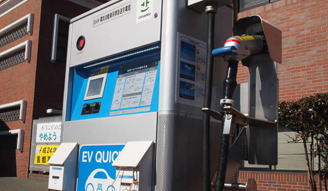 <strong>NISSAN LEAF｜日産 リーフ</strong>　急速充電器は、駐車場の中でも一番端、周りに案内板も何もない場所にあった。