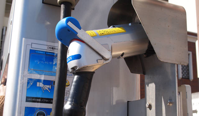 <strong>NISSAN LEAF｜日産 リーフ</strong>　このノズル形式の急速充電コネクタをEVに差し込んで充電する。