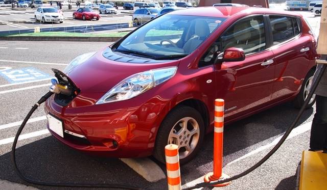 <strong>NISSAN LEAF｜日産 リーフ</strong>　実際にはじめてみると、充電方法はいたって簡単。