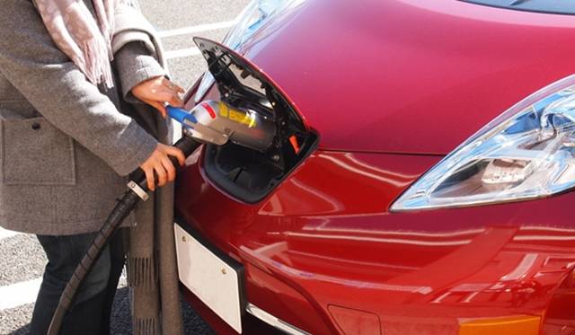 <strong>NISSAN LEAF｜日産 リーフ</strong>　EVの充電は、ガソリンがこぼれてないか、手が汚れないか心配することもない。