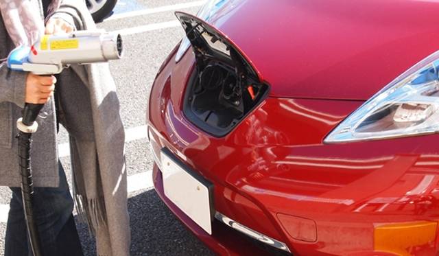 <strong>NISSAN LEAF｜日産 リーフ</strong>　400ボルトで7.5キロワットを充電し、航続距離は再び100キロ台に。