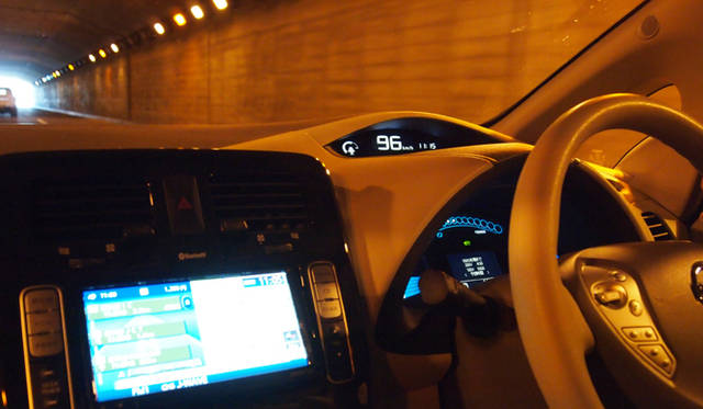 <strong>NISSAN LEAF｜日産 リーフ</strong>　充電が完了した後の横浜横須賀道路では、100km/h近くまでスピードを出してみた。