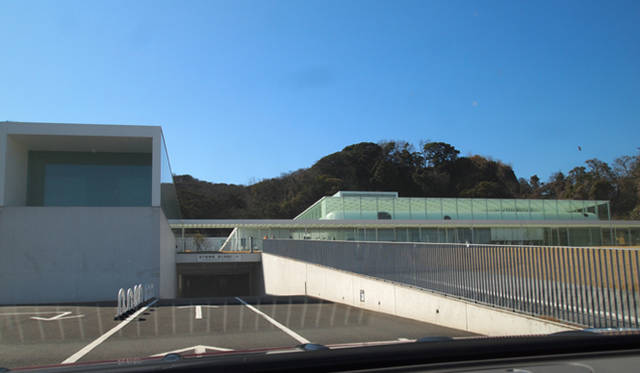 <strong>NISSAN LEAF｜日産 リーフ</strong>　トンネルを抜けて海沿いをそのまま進むと、右手に『横須賀美術館』の建物が見えてきた。