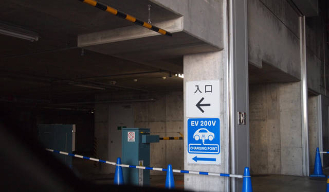 <strong>NISSAN LEAF｜日産 リーフ</strong>　早速地下駐車場に入ると「CHARGING POINT」と書かれた青い標識が。