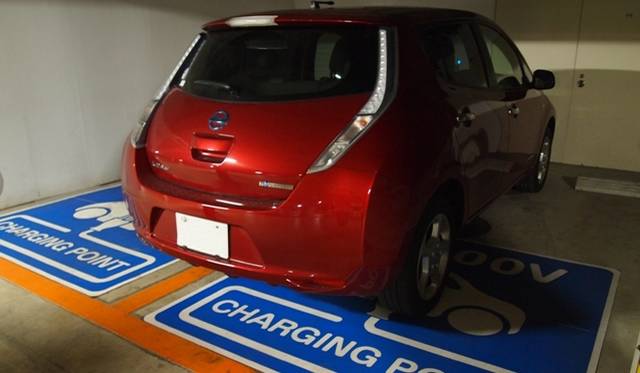 <strong>NISSAN LEAF｜日産 リーフ</strong>　矢印に沿って充電用駐車場にリーフを止める。