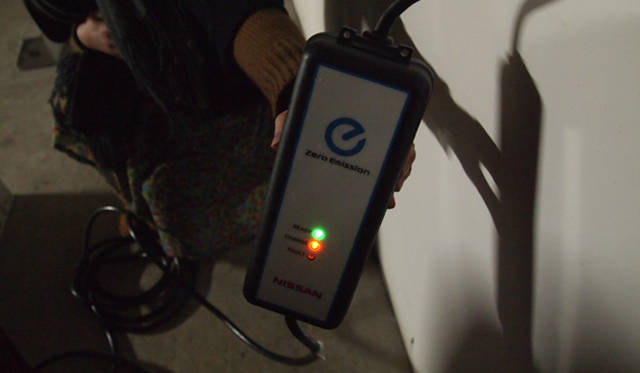 <strong>NISSAN LEAF｜日産 リーフ</strong>　充電コネクタをロックがかかるまでまっすぐ差し込んだら準備完了だ。