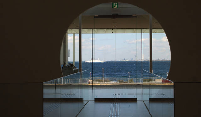 <strong>NISSAN LEAF｜日産 リーフ</strong>　開放感たっぷりの館内。