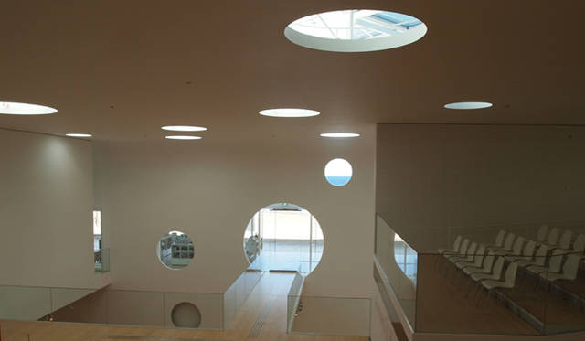 <strong>NISSAN LEAF｜日産 リーフ</strong>　館内のいたるところに丸い窓が。