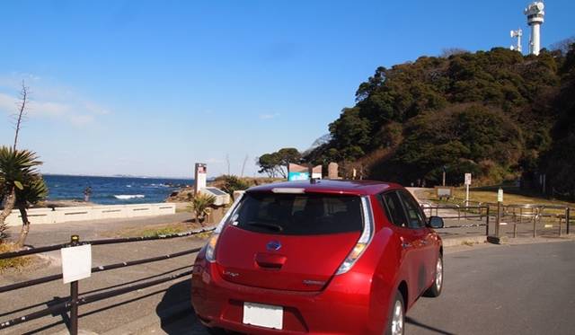 <strong>NISSAN LEAF｜日産 リーフ</strong>　観音崎のシンボル『観音崎灯台』と記念撮影。