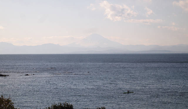 <strong>NISSAN LEAF｜日産 リーフ</strong>　海の向こうには富士山の姿も。