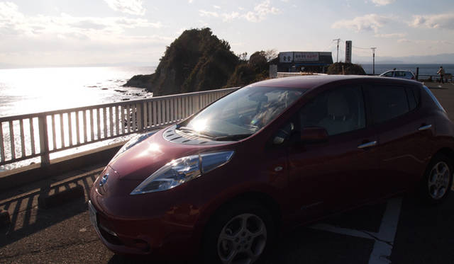 <strong>NISSAN LEAF｜日産 リーフ</strong>　ここでも海岸沿いをバックにリーフの写真をパシリ。