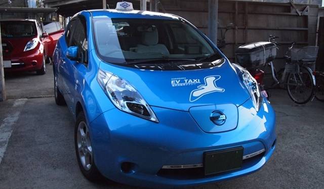 <strong>NISSAN LEAF｜日産 リーフ</strong>　ここでは、初めて「EVタクシー」とご対面。