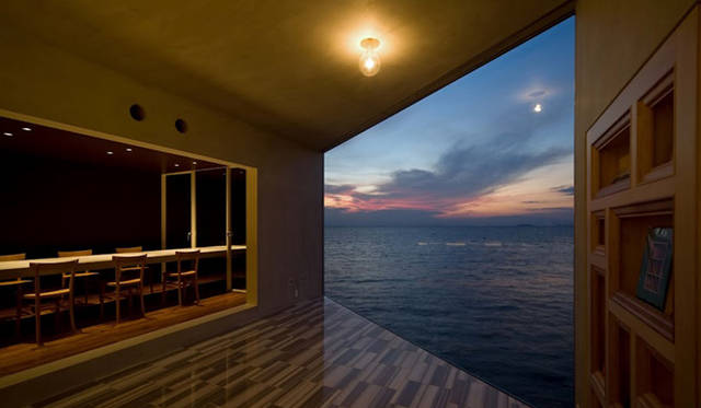 <strong>NISSAN LEAF｜日産 リーフ</strong>　窓の近くに立っているとまるで海の上に浮かんでいるような感覚さえ覚える。　©Chiaki Yasukawa