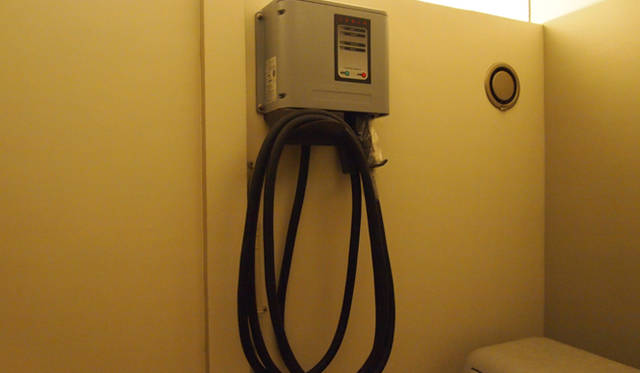 <strong>NISSAN LEAF｜日産 リーフ</strong>　ここの駐車場には米テスラの急速充電器が備え付けられている。