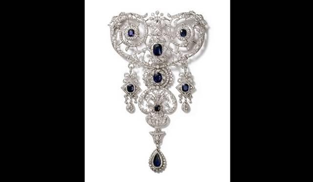 <strong>ART FILE 05｜「The art of Cartier」</strong>　Stomacher brooch. Cartier Paris, special order, 1907. Nick Welsh, Cartier Collection © Cartier.
