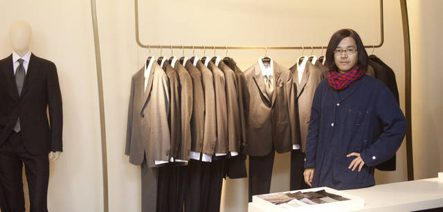 <strong>GIORGIO ARMANI｜ジョルジオ アルマーニ</strong>　アルマーニ / 銀座タワーで取材。左端の黒いスーツは、2012年春夏の新作。