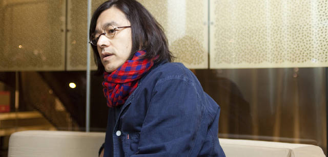 <strong>GIORGIO ARMANI｜ジョルジオ アルマーニ</strong>　デニムコートに、ご自身のコラボレーション眼鏡でご登場。