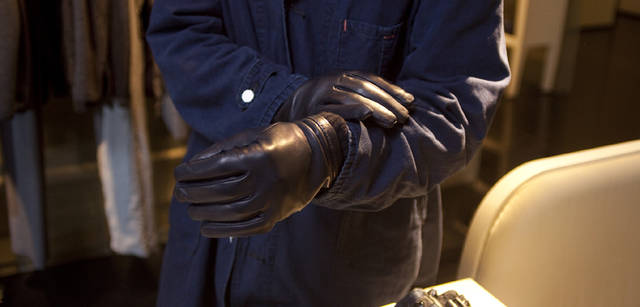 <strong>GIORGIO ARMANI｜ジョルジオ アルマーニ</strong>　手首のニットディテールがお気に入り。