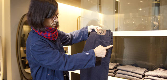 <strong>GIORGIO ARMANI｜ジョルジオ アルマーニ</strong>　敏腕スタイリストは、細かい部分までチェックする。