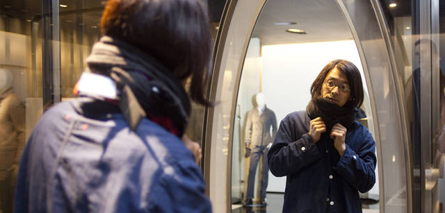 <strong>GIORGIO ARMANI｜ジョルジオ アルマーニ</strong>　ニットマフラーをご試着中。