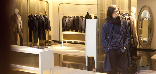 <strong>GIORGIO ARMANI｜ジョルジオ アルマーニ</strong>　どうやらなにかを思案中。