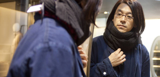 <strong>GIORGIO ARMANI｜ジョルジオ アルマーニ</strong>　マフラーの巻き方ひとつとっても、ワザが光る。