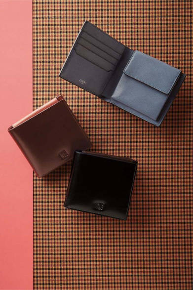　「ST.VALENTINE’S DAY GIFT 2012」　<strong>LOEWE</strong>　財布各5万8800円（1階）