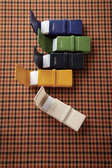 　「ST.VALENTINE’S DAY GIFT 2012」　<strong>VALEXTRA</strong>　ミニ名刺ケース（ケースのみ）各2万9400円（1階）<br>特典｜ヴァレンタインプロモーション期間にミニ名刺ケースをご購入の方には、名刺印刷100枚を無料でいたします。