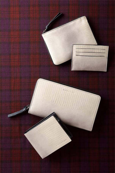 　「ST.VALENTINE’S DAY GIFT 2012」　<strong>GIVENCHY</strong>　上から、ポーチ3万1500円、カードケース1万8900円、長財布6万5100円、財布3万5700円（すべて阪急限定販売・1-2階）