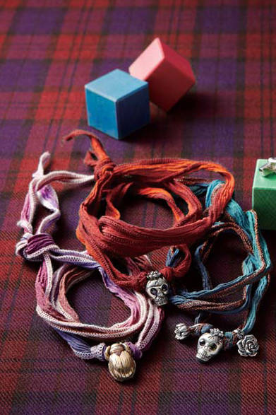 　「ST.VALENTINE’S DAY GIFT 2012」　<strong>CATHERINE MICHIELS</strong>　左から、アクセサリー（コガネムシ）2万5200円、アクセサリー（スカル）3万2550円、アクセサリー（3連チャーム）5万7750円（4階『ガラージュ D.エディット』）