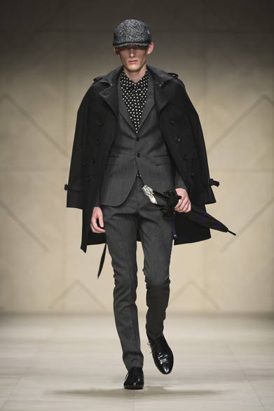 <strong>BURBERRY PRORSUM｜バーバリー プローサム</strong>　©BURBERRY<br />今回チーフ・クリエイティブ・オフィサーのクリストファー・ベイリーが提案するのは、あたらしい英国紳士のスタイル。確かな技術に裏付けられたテーラリングのスーツスタイルを軸に、オーバーサイズのトレンチコートや、極端に丈の短いキルティングジャケット、ボリュームのあるダウンコートなどを組み合わせている。