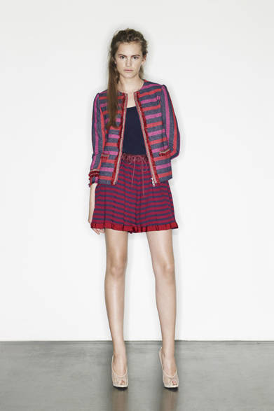 <strong>sacai luck｜サカイ ラック</strong>　2012年春夏ウィメンズコレクション<br /><br />“日常のうえに成り立つデザイン”をコンセプトに、よりリラックスしたシーンにフォーカスしたコレクションを展開するsacai luck。2012年春夏シーズンは、鮮やかなカラー、パターンをポイントに、エレガントかつフレッシュなコレクションを提案。トレンチコート、ノーカラージャケット、セーラーパンツ、カーディガンなど、クラシックなアイテムをビビットカラーのレース、ラメ糸を使用したマルチボーダー、パステルカラーのペイズリープリントなど、素材やディテールで変化をつけたリラックス感のある、あたらしいスタンダードのカタチを作り出している。