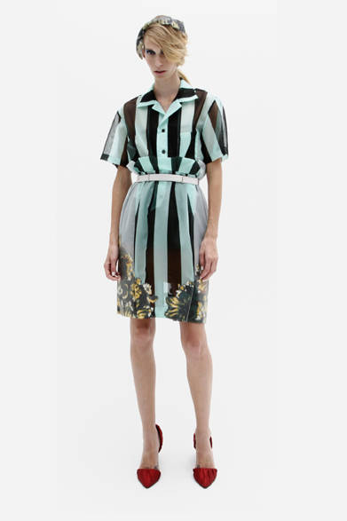 　2012年春夏ウィメンズコレクション<br /><br />ハンス･クリスチャン･アンデルセンの童話が原作となった、1948年のイギリス映画『赤い靴（The Red Shoes』。物欲などによって信仰心が失われる、という寓意が込められた本作は、近年、マ-ティン･スコセッシ監修のもと、同作のオリジナル･ネガが修復され、鮮やかに蘇った。TOGA 2012年春夏コレクションは、バレエという芸術の魅力や名声のなかで生きた主人公 ヴィッキーの栄華と、最期の姿にインスピレーションを受けている。テーマは