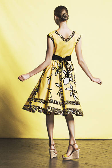 <strong>MUVEIL｜ミュベール</strong>　2012年春夏ウィメンズコレクション<br /><br />独自のシュルレアリスムを描きつづけたメキシコの画家 フリーダ・カーロにインスピレーションを受けた今シーズン、テーマは“Go to chaotic sowth”。根底にさまざまな要素が混在するコレクションは、まさに“CHAOS”！　パターンはトロピカルなものから絵画のように繊細で柔らかな表情のものまでさまざま。バティック、フラワーパターンのプリントを上質な生地にほどこし、南米の素朴な熱気と独特の土っぽさをモダンに表現。また、過去のコレクションより力を入れてきたハンドワークも、今季はより多く盛り込まれ、服そのものに独特のぬくもりをもたらしている。コーディネイトのキーアイテムにはメンズライクなカマーベルトを合わせてアンバランスを楽しむとともに、“クラシック”ではない、MUVEILらしい“レトロ”なスタイリングを提案する。ビビッドではなく、落ち着いた優しい色合いで統一することで、大人の女性らしい落ち着いた印象に仕上げられている。