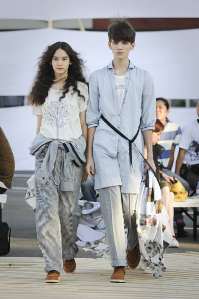 <strong>FACTOTUM femme｜ファクトタム ファム</strong>　2012年春夏コレクション<br /><br />デニム、ミリタリー、ワークをベースに、訪れたさまざまな国で出会ったひとや風景、空気から感じ取ったイメージからコレクションを構築するFACTOTUM。2010年よりウィメンズコレクション「FACTOTUM femm」をスタートさせ、毎回ひとつテーマのもとコレクションを展開し、ユニセックスな提案をおこなっている。2012年春夏シーズンのテーマは“Sunday at the park”。1970年代アメリカのヒッピーカルチャーにインスピレーションを得たというコレクションでは、日曜日の公園に集まったコミュニティのような、明るく自由な精神につつまれたスタイルを表現する。<br /><br /><#IMAGELINK_EX_(auto)_(CT_2_25201_80)_(http://rumors.jp/factotum_femme/list.html?af=opn02_120220)_(_blank)_(rumors｜通販サイトへ)#>