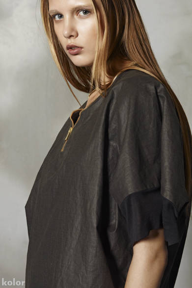 <strong>kolor｜カラー</strong>　2012年春夏ウィメンズコレクション<br /><br />一見“シンプル”とは相反する手法をもちいながら、あくまで最終的な着地点はシンプルでリアルな印象を与える絶妙なさじ加減は、ブランドの得意とするところ。たとえばメンズライクなヴィンテージチノに手編みで仕上げた繊細な衿を組み合わせたり、張りのあるリネンコーティングやコットンラミーモールスキンとフェミニンなキュプラサテンのコンビネーション、また、薄手のニットをパーツで切り替える手法や、左右で異なるデザインの袖をほどこすアシンメトリーなディテールや素材づかいなど、異なるエレメンツを組み合わせ、たんに綺麗で洗練されただけの表現に留まらない独自のスタイルを提案する。