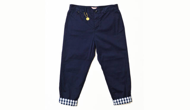 <strong>Paul Smith│ポール・スミス</strong>　カスタマイズドチノパンツはネイビー、ベージュ、ブルーのなかからセレクト。こちらはネイビーに裏地をギンガムチェックにしたパターン。カスタマイズドチノパンツ 1万9950円