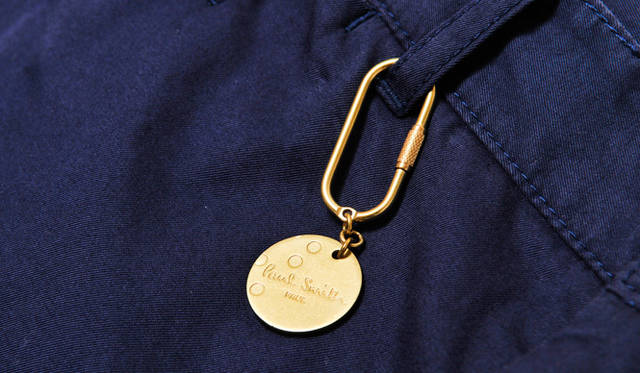 <strong>Paul Smith│ポール・スミス</strong>　ノベルティのドッグタグをベルトループに付けてもかわいい。