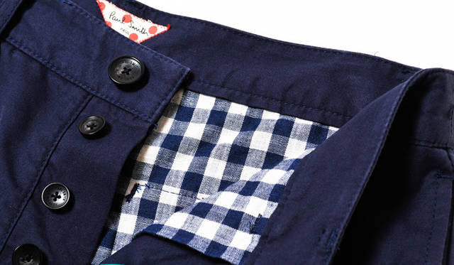 <strong>Paul Smith│ポール・スミス</strong>　裏地パターンのひとつ、ギンガムチェック。さわやかでカジュアルな印象に。フロントボタン仕様。