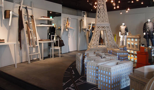 <strong>HERMÈS｜エルメス</strong>　パリのエッフェル塔のジオラマを設置