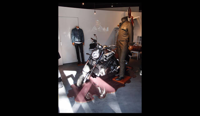 <strong>HERMÈS｜エルメス</strong>　コレクションムービーが壁に映し出される