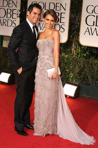 <strong>第69回ゴールデン・グローブ賞 授賞式スナップ</strong>　ジェシカ・アルバと夫のキャッシュ・ウォーレン。ジェシカはグッチ プルミエールのリラ色のドレス。クリスタルの刺繍がほどこされたハイウエストドレスをセレクト。　Courtesy of Getty Images for Gucci