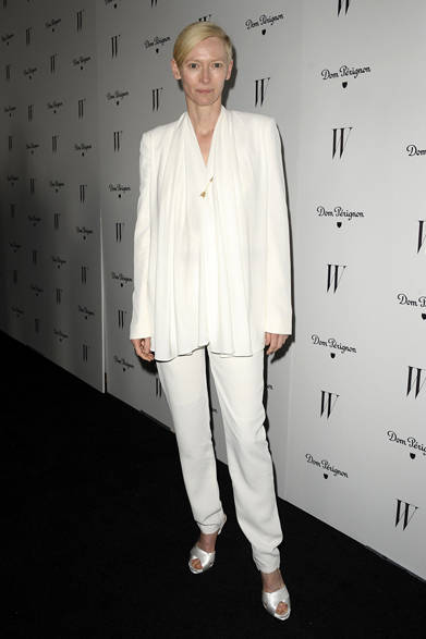 <strong>第69回ゴールデン・グローブ賞 授賞式スナップ</strong>　ティルダ・スウィントンはオールホワイトの装い。