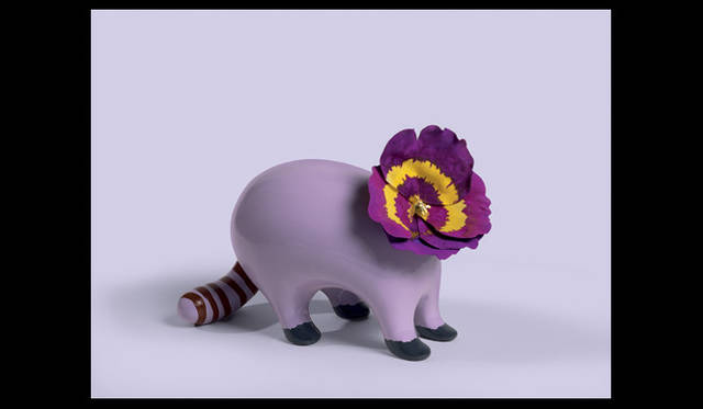 <strong>『BEAT TAKESHI KITANO 絵描き小僧展』</strong><br />Beat Takeshi Kitano,2010  (Animal and Flower Vase : Raccoon)  Fabrication Cleto and Alessandro Munari   Collection of the Foundation Cartier pour l’art contemporain  ©Office Kitano Inc. Photo André Morin