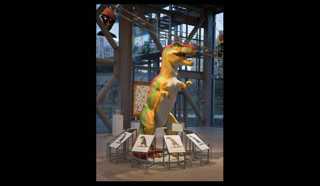 <strong>『BEAT TAKESHI KITANO 絵描き小僧展』</strong><br />Beat Takeshi Kitano,2009 (Modern Science Reveals The Truth about Dinosaur Extinction) <br />View of the exhibition Beat Takeshi Kitano,Gosse de peintre,Foundation Cartier pour l’art contemporain,Paris,2010  ©Office Kitano Inc. Photo Grégorie Eloy