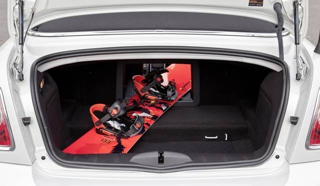 <strong>MINI Roadster｜ミニ・ロードスター</strong> 　トランクスルーシステムで張尺物も積載できる